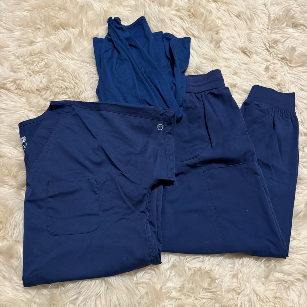 WonderWink Pro Women’s Medium/Petite Scrub Set in Navy, with Base Layer